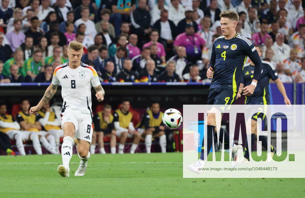 Fussball, Herren, UEFA Europameisterschaft 2024, Eröffnungsspiel, Gruppe A, Deutschland - Schottland, Toni Kroos (Deutschland), Scott McTominay (Schottland) München Allianz Arena Bayern Deutschland (DE)
