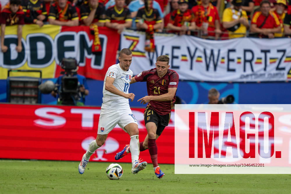 GER, EURO 2024, Group E, Belgien (BEL) vs Slowakei (SVK) 17.06.2024, Frankfurt Arena, Frankfurt, GER, EURO 2024, Group E, Belgien (BEL) vs Slowakei (SVK) Im Bild: Lukas Haraslin (Slowakei SVK, 17); im Zweikampf, Duell, Dynamik, Aktion, Action, Spielszene; Timothy Castagne (Belgien BEL, 21); Gestik, Mimik, Emotionen; Ball am Fuss; Einzelaktion, Ganzkörper Ganzkoerper; Freisteller, Einzelbild, Aktion, Action, Spielszene;