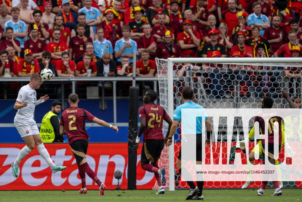 GER, EURO 2024, Group E, Belgien (BEL) vs Slowakei (SVK) 17.06.2024, Frankfurt Arena, Frankfurt, GER, EURO 2024, Group E, Belgien (BEL) vs Slowakei (SVK) Im Bild: Denis Vavro (Slowakei SVK, 03); Kopfball Kopfballduell; Dynamik, Aktion, Action, Spielszene; im Strafraum Gestik, Mimik, Emotionen;