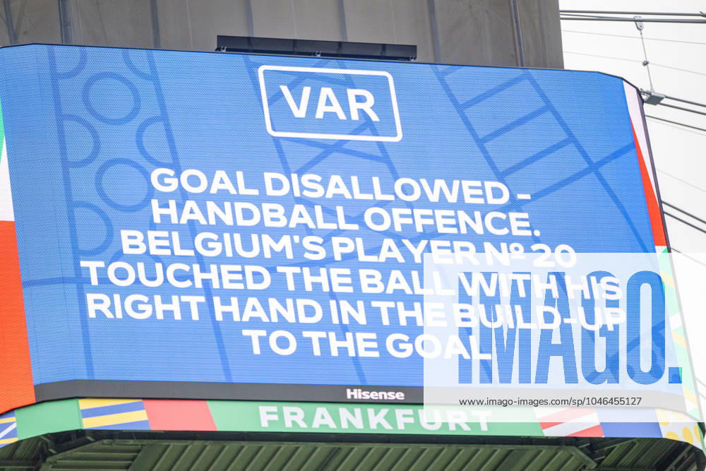 GER, EURO 2024, Group E, Belgien (BEL) vs Slowakei (SVK) 17.06.2024, Frankfurt Arena, Frankfurt, GER, EURO 2024, Group E, Belgien (BEL) vs Slowakei (SVK) Im Bild: Der 2. Videobeweis, Handspiel, no goal, kein Tor Weiterhin 0 :1 für die Slowakei