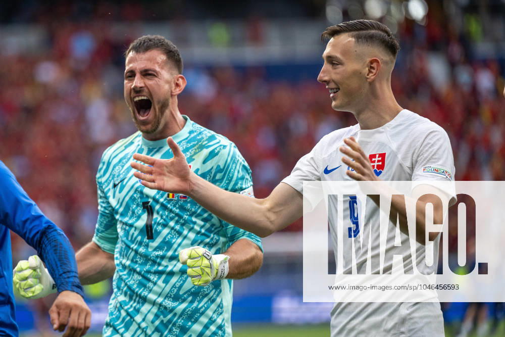 GER, EURO 2024, Group E, Belgien (BEL) vs Slowakei (SVK) 17.06.2024, Frankfurt Arena, Frankfurt, GER, EURO 2024, Group E, Belgien (BEL) vs Slowakei (SVK) Im Bild: Martin Dubravka (Slowakei SVK, 01); Robert Bozenik (Slowakei SVK, 09); Grenzenloser Jubel nach dem Sieg der slowakischen Nationalmannschaft Gestik, Mimik, Emotionen;