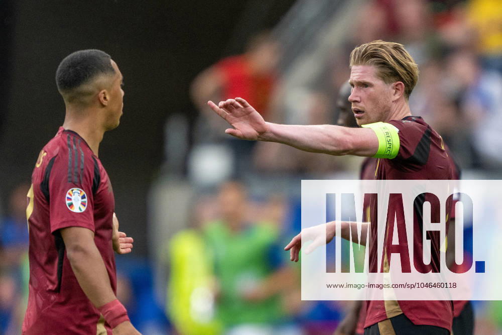 GER, EURO 2024, Group E, Belgien (BEL) vs Slowakei (SVK) 17.06.2024, Frankfurt Arena, Frankfurt, GER, EURO 2024, Group E, Belgien (BEL) vs Slowakei (SVK) Im Bild: Kevin de Bruyne (Belgien BEL, 07); dirigiert seine Mitspieler Youri Tiielemans (Belgien BEL, 08b); Gestik, Mimik, Emotionen; jubelt jubeln Gestik, Mimik, Emotionen;