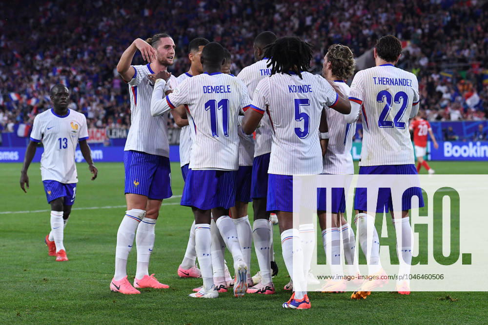 Fußball UEFA EURO, EM, Europameisterschaft,Fussball 2024 Gruppenphase 1. Spieltag Österreich - Frankreich am 17.06.2024 in der Düsseldorf Arena in Düsseldorf Torjubel Jubel Tor Eigentor zum 0:1 durch Maximilian Wöber ( Österreich ) Ousmane Dembele ( Frankreich ), Jules Kounde ( Frankreich ), Antoine Griezmann ( Frankreich ), Theo Hernandez ( Frankreich )