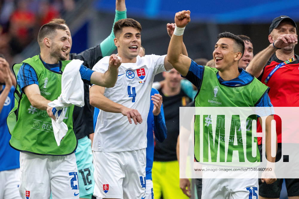GER, EURO 2024, Group E, Belgien (BEL) vs Slowakei (SVK) 17.06.2024, Frankfurt Arena, Frankfurt, GER, EURO 2024, Group E, Belgien (BEL) vs Slowakei (SVK) Im Bild: Grenzenloser Jubel nach dem 0 : 1 ;Sieg Maus Bero (Slowakei SVK, 21); Adam Obert (Slowakei SVK, 04); Vernon de Marco (Slowakei SVK, 15); Gestik, Mimik, Emotionen;