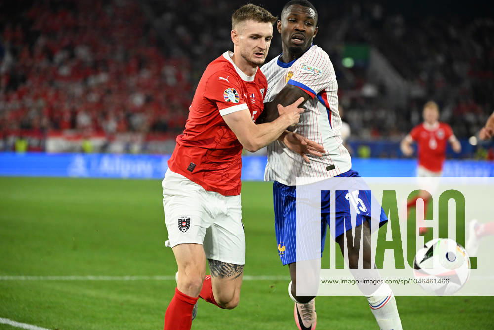 Fussball EM 2024, Österreich - Frankreich, v.l. Marcus Thuram-Ulien (Frankreich) Stefan Posch (Oesterreich Österreich) Zweikampf, Aktion, action, battle for the ball Düsseldorf