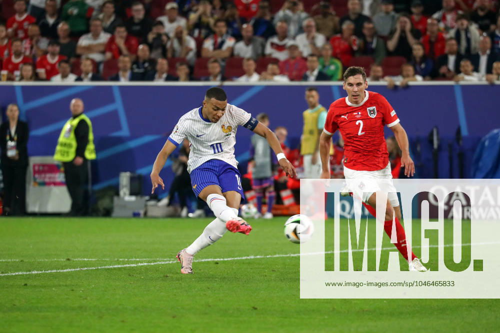 Germany - UEFA EURO, EM, Europameisterschaft,Fussball 2024 - Austria vs France - 15 06 2024 GERMANY, DUSSELDORF, JUNE 17. Kylian Mbappe of France kicks the ball under pressure from Maximilian Wober of Austria during the UEFA EURO 2024 group D stage match between Austria and France. On June 17, 2024 at Dusseldorf Arena in Dusseldorf, Germany. Photo by Manuel Blondeau AOP.Press Dusseldorf Dusseldorf Arena Germany
