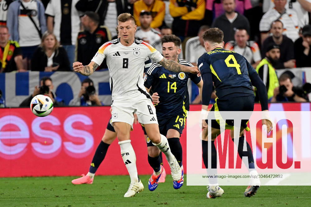 Fussball EM 2024, Deutschland - Schottland, v.l. Toni Kroos (Deutsche Fussball Nationalmannschaft DFB) Billy Gilmour (Team Schottland) Scott Mctominay (Team Schottland) Zweikampf, Aktion, action, battle for the ball München