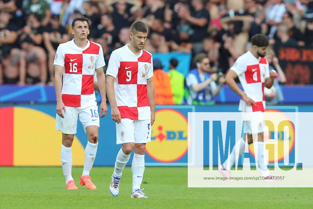 Fussball EM 2024, Spanien - Kroatien, v.l. Ante Budimir (Krotaien, 16), Andrej Kramaric (Krotaien, 9), Josko Gvardiol (Krotaien, 4) enttaeuscht, enttäuscht, schaut enttaeuscht, niedergeschlagen, disappointed Berlin