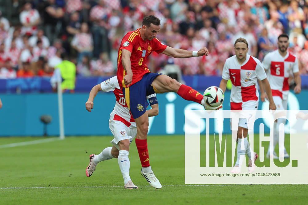 Fussball EM 2024, Spanien - Kroatien, v.l. Luka Modric (Krotaien, 10), Fabian Ruiz (Spanien, 8) Zweikampf, Duell, Kampf, tackle Berlin