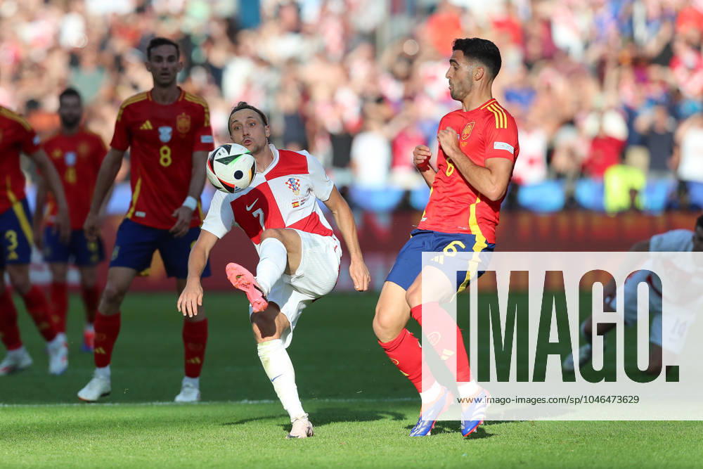 Fussball EM 2024, Spanien - Kroatien, v.l. Lovro Majer (Krotaien, 7), Mikel Merino (Spanien, 6) Zweikampf, Duell, Kampf, tackle Berlin