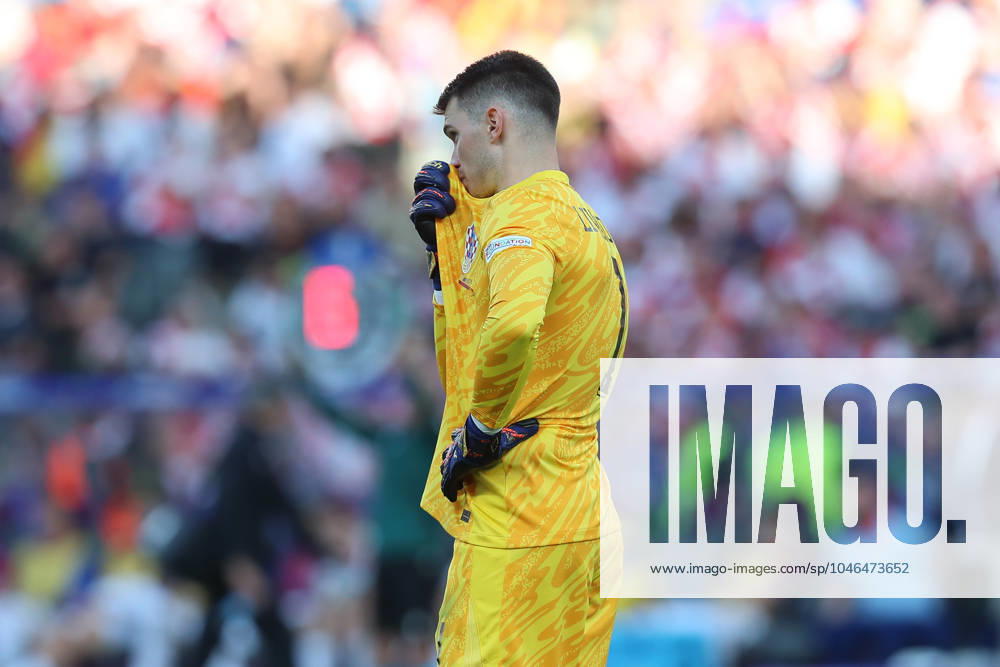 Fussball EM 2024, Spanien - Kroatien, v.l. Dominik Livakovic (Krotaien, 1) enttaeuscht, enttäuscht, schaut enttaeuscht, niedergeschlagen, disappointed Berlin