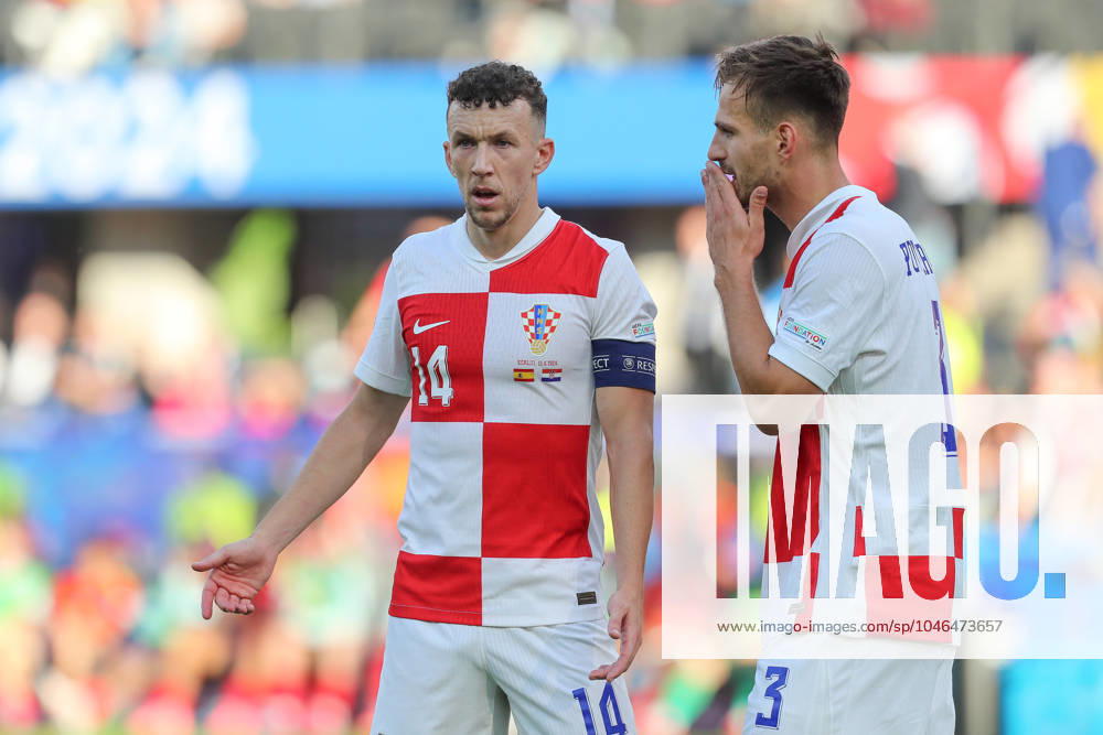 Fussball EM 2024, Spanien - Kroatien, v.l. Ivan Perisic (Krotaien, 14), Marin Pongracic (Krotaien, 3) gibt Anweisungen, gestikuliert mit den Armen, gesticulate, gives instructions Berlin