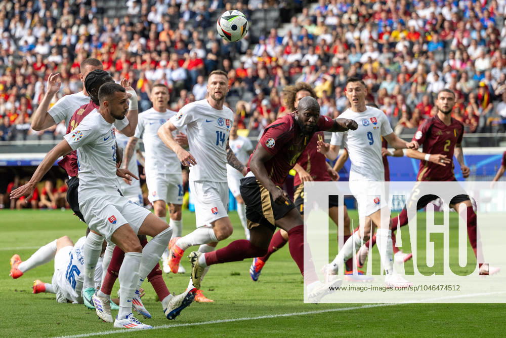 GER, EURO 2024, Group E, Belgien (BEL) vs Slowakei (SVK) 17.06.2024, Frankfurt Arena, Frankfurt, GER, EURO 2024, Group E, Belgien (BEL) vs Slowakei (SVK) Im Bild: Romelu Lukaku (Belgien BEL, 10); kommt nicht an den Ball im Zweikampf, Duell, Dynamik, Aktion, Action, Spielszene; Gestik, Mimik, Emotionen;