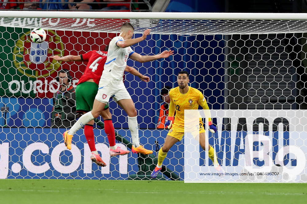 Fussball EM 2024, Portugal - Tschechien, v.l. Ruben Dias (Portugal) Patrik Schick (Tschechien) Diogo Meireles da Costa (Portugal) Zweikampf, Aktion, action, battle for the ball Leipzig