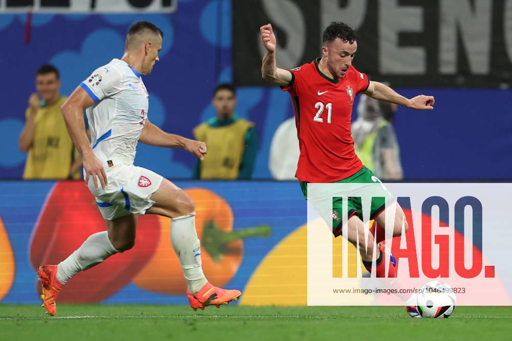 Leipzig Stadium Leipzig, Tuesday, June 18, 2024 UEFA EURO, EM, Europameisterschaft,Fussball 2024 Germany, Group F stage Matchday 1 Group F Portugal - Czechia, Robin Hranac (Czechia), Diogo Jota (Portugal) Zweikampf, Action, Aktion, Battles for the Ball