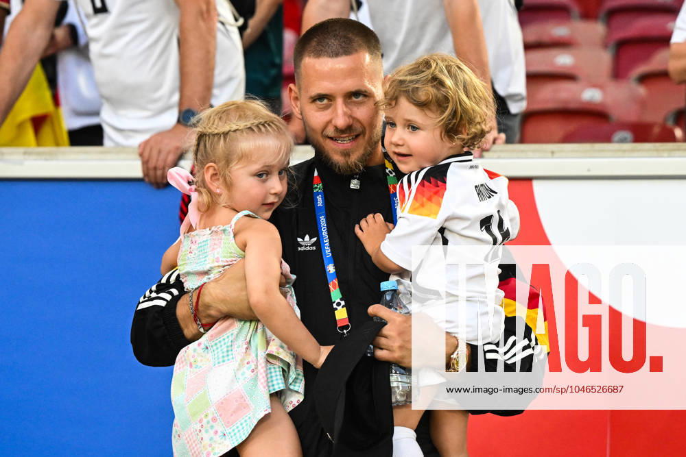 Waldemar Anton (Deutschland,16) mit seinen Kindern nach dem Spiel - Fussball, Herren, Saison 2023 24, Euro 20204 Gruppe A (2. Spieltag) in Stuttgart, Deutschland - Ungarn, v. l. , 19.06. 2024,