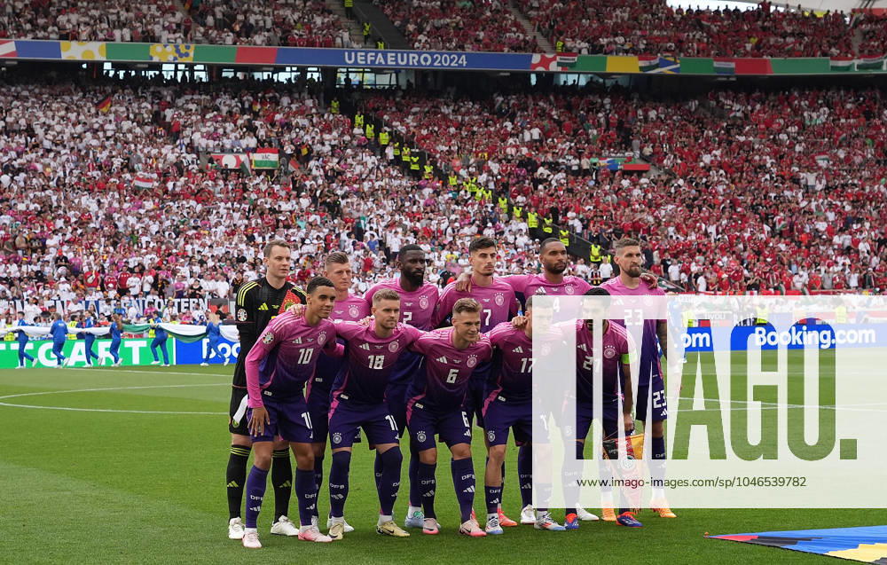 GER, EM UEFA 2024, Group A, Germany vs Hungary 19.06.2024, Stuttgart Arena, Stuttgart, GER, EM UEFA 2024, Group A, Germany vs Hungary, im Bild Die deutsche Mannschaft beim Gruppenfoto: Torwart Manuel Neuer (Germany), Toni Kroos (Germany), Antonio Rüdiger (Germany), Kai Havertz (Germany), Jonathan Tah (Germany), Robert Andrich (Germany) Jamal Musiala (Germany), Maximilian Mittelstädt (Germany), Joshua Kimmich (Germany), Florian Wirtz (Germany), İlkay GündoÄüan (Germany)