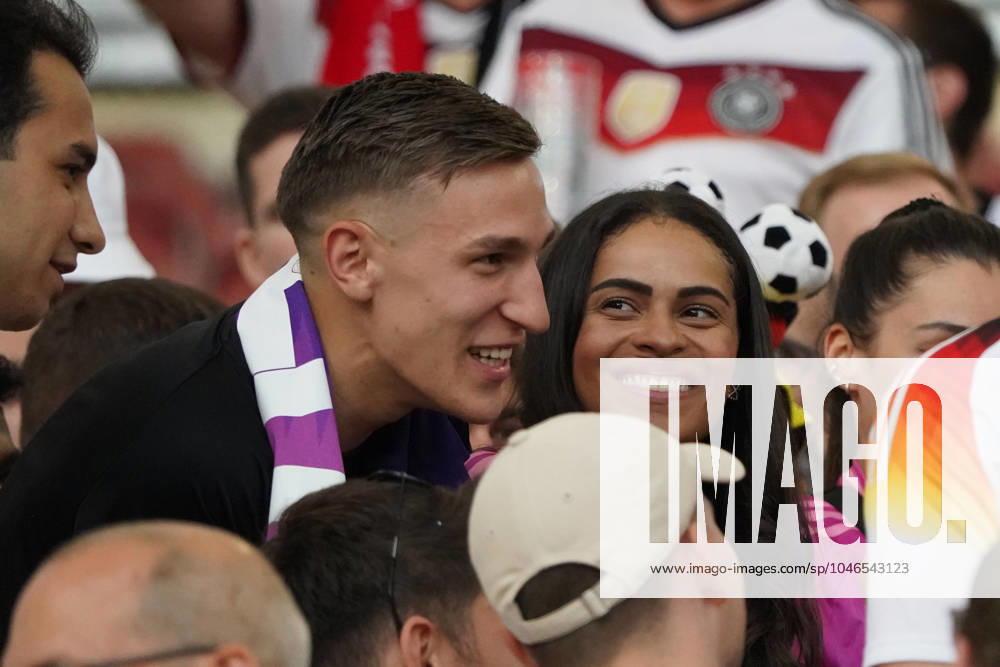 EURO 2024, Fussball, UEFA EURO, EM, Europameisterschaft,Fussball 2024, EM 2024, Gruppenphase, Gruppe A, Deutschland-Ungarn, 19.06.2024, Stuttgartarena Stuttgart Nico Schlotterbeck, Freundin Sabrina Deutschland, Aktion, Einzelbild