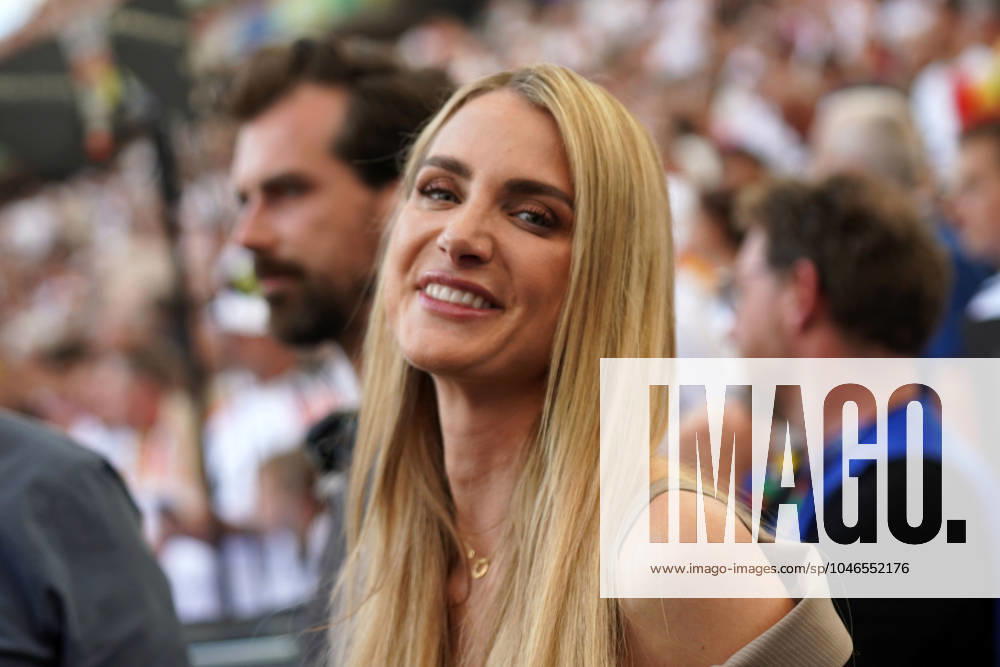 EURO 2024, Fussball, UEFA EURO, EM, Europameisterschaft,Fussball 2024, EM 2024, Gruppenphase, Gruppe A, Deutschland-Ungarn, 19.06.2024, Stuttgartarena Stuttgart Anna Kraft ZDF TV Moderatorin, Deutschland, Aktion, Einzelbild