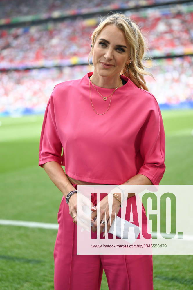 Bild zeigt: Sportmoderatorin Anna Kraft in einem pink Outfit, 20.06.2024, München, Fussball, Europameisterschaft, Slowenien - Serbien, EVENT REGULATIONS PROHIBIT ANY USE OF PHOTOGRAPHS AS IMAGE SEQUENCES AND OR QUASI-VIDEO.