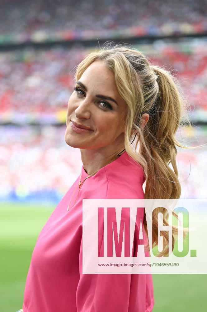 Bild zeigt: Sportmoderatorin Anna Kraft in einem pink Outfit, 20.06.2024, München, Fussball, Europameisterschaft, Slowenien - Serbien, EVENT REGULATIONS PROHIBIT ANY USE OF PHOTOGRAPHS AS IMAGE SEQUENCES AND OR QUASI-VIDEO.