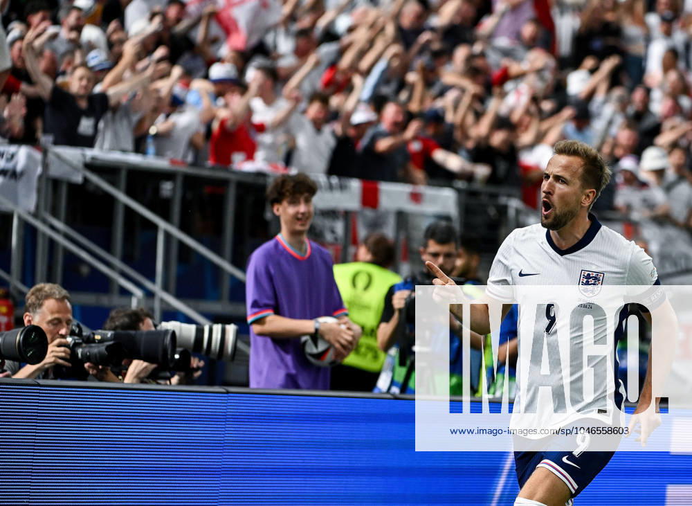 UEFA EURO, EM, Europameisterschaft,Fussball 2024 Vorrunde, Dänemark - England v.l. celebrate the goal, Torjubel zum 0:1 Torschütze Harry Kane (England) Frankfurt