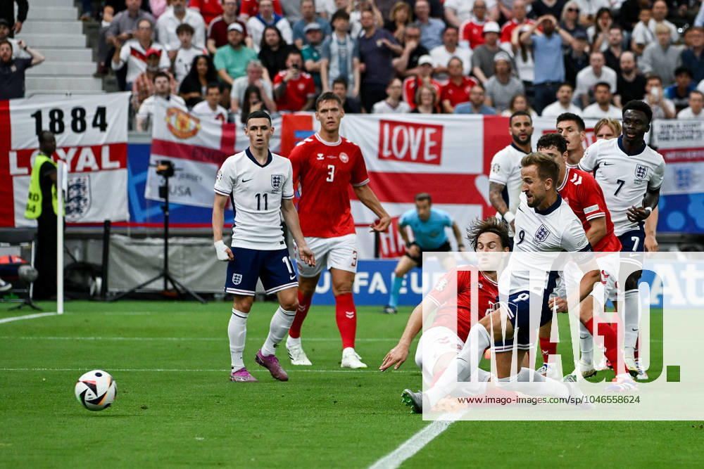 UEFA EURO, EM, Europameisterschaft,Fussball 2024 Vorrunde, Dänemark - England v.l. Tor zum 0:1 für England Joachim Christian Andersen (Dänemark Daenemark), Torschütze Harry Kane (England) Frankfurt