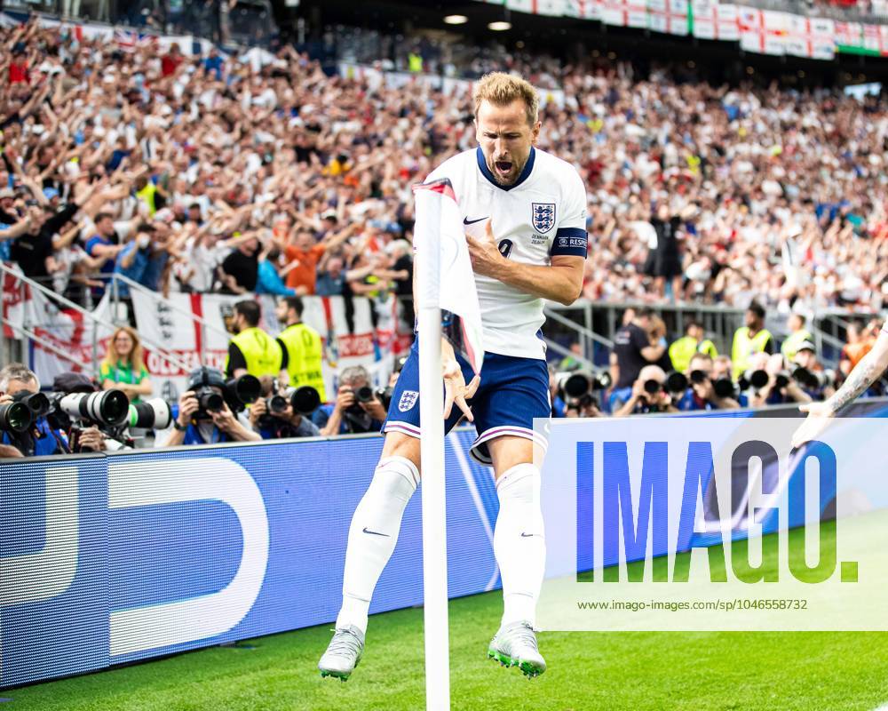 Tor fuer England 0.1 durch Harry Kane (England 09), Jubel in der Mannschaft GER, Denmark (DEN) vs. England (ENG), Fussball Europameisterschaft, UEFA EURO, EM, Europameisterschaft,Fussball 2024, Gruppe C, 2. Spieltag, 20.06.2024 DFB DFL REGULATIONS PROHIBIT ANY USE OF PHOTOGRAPHS AS IMAGE SEQUENCES AND OR QUASI-VIDEO GER, Denmark (DEN) vs. England (ENG), Fussball Europameisterschaft, UEFA EURO 2024, Gruppe C, 2. Spieltag, 20.06.2024 Frankfurt