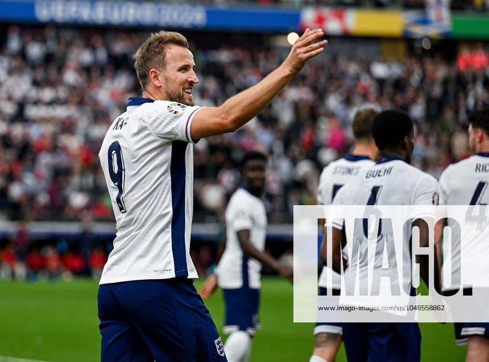 UEFA EURO, EM, Europameisterschaft,Fussball 2024 Vorrunde, Dänemark - England v.l. celebrate the goal, Torjubel zum 0:1 Torschütze Harry Kane (England) Frankfurt