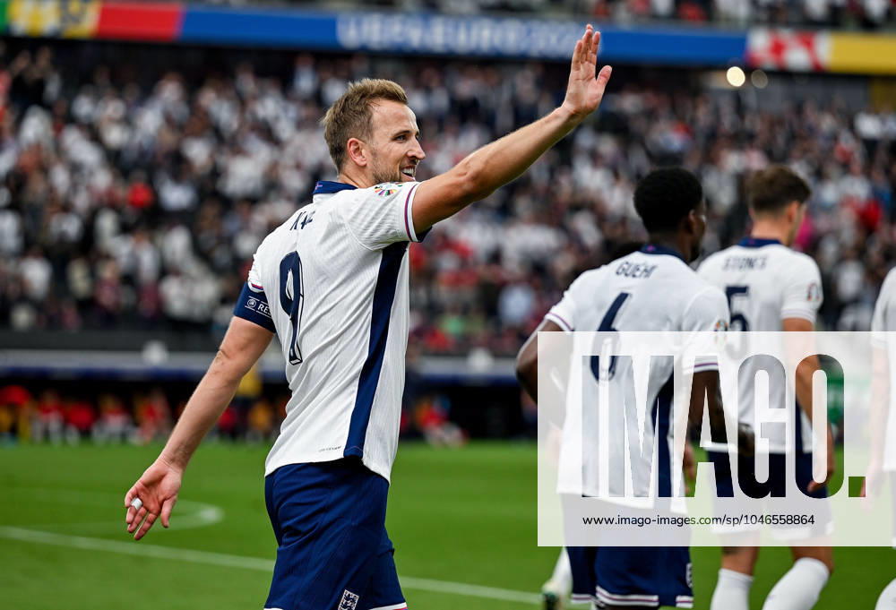 UEFA EURO, EM, Europameisterschaft,Fussball 2024 Vorrunde, Dänemark - England v.l. celebrate the goal, Torjubel zum 0:1 Torschütze Harry Kane (England) Frankfurt