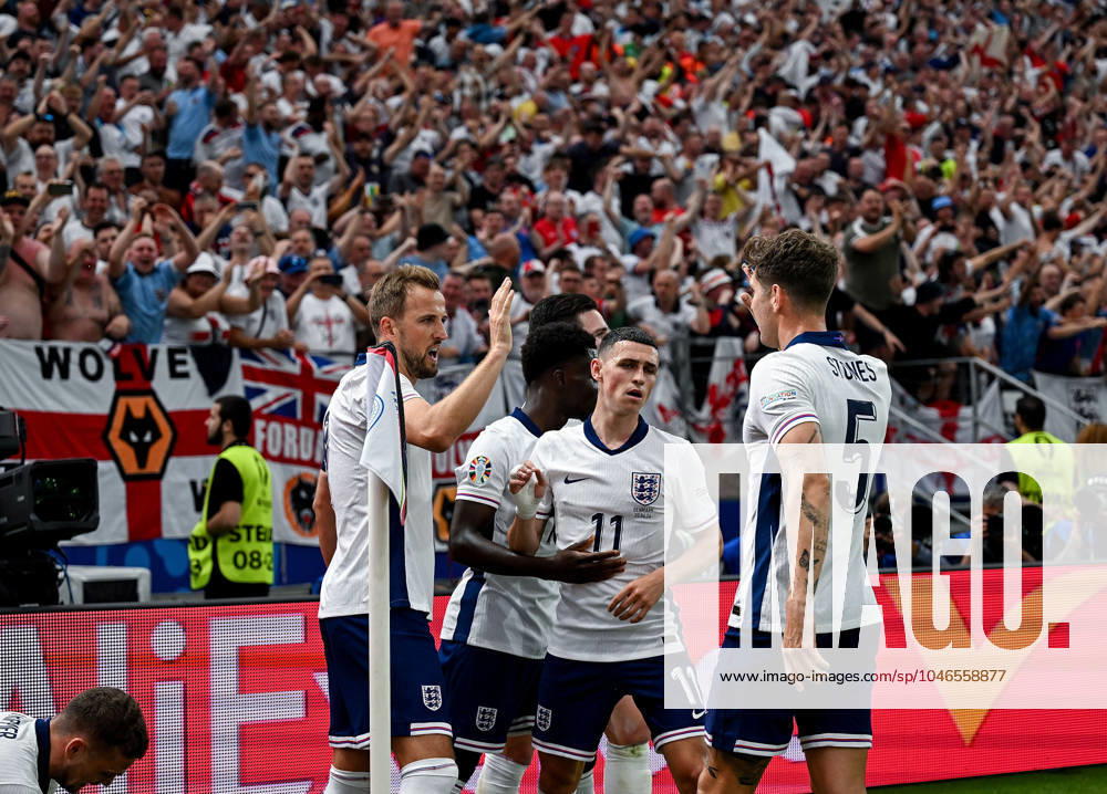 UEFA EURO, EM, Europameisterschaft,Fussball 2024 Vorrunde, Dänemark - England v.l. celebrate the goal, Torjubel zum 0:1 Torschütze Harry Kane (England) Frankfurt