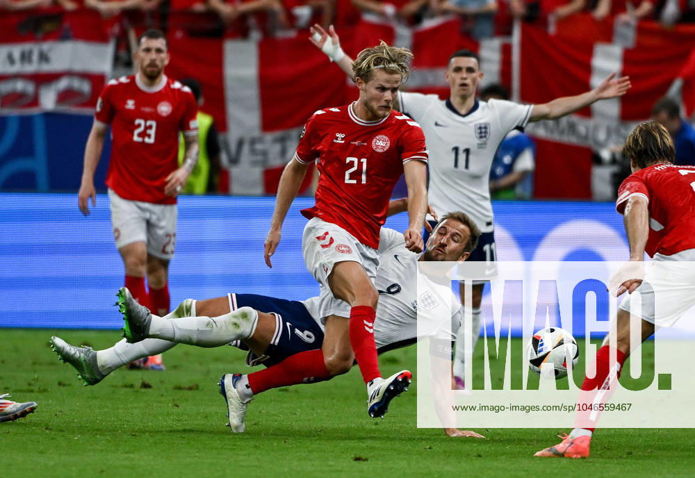 UEFA EURO, EM, Europameisterschaft,Fussball 2024 Vorrunde, Dänemark - England v.l. Morten Blom Due Hjulmand (Dänemark Daenemark), Harry Kane (England) Frankfurt