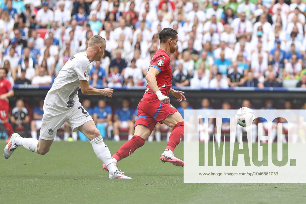 München, Bayern, Deutschland, 20.06.2024: Allianz-Arena: Fußball-EM 2024, Gruppe C, Slowenien - Serbien: Zan Karnicnik (Slowenien, 2) und Sasa Lukic (Serbien, 22)
