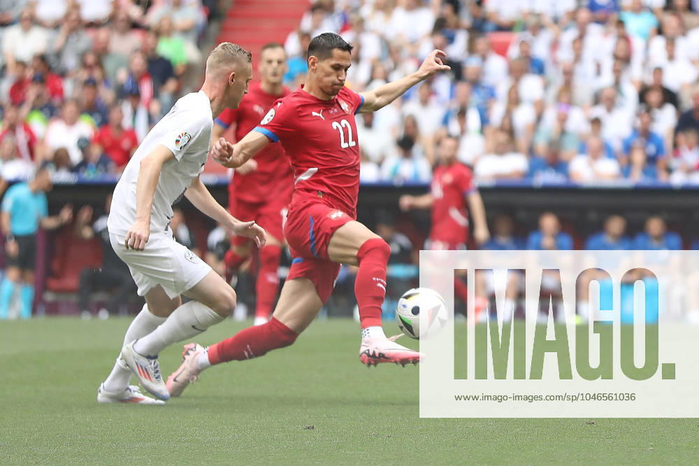 München, Bayern, Deutschland, 20.06.2024: Allianz-Arena: Fußball-EM 2024, Gruppe C, Slowenien - Serbien: Zan Karnicnik (Slowenien, 2) und Sasa Lukic (Serbien, 22)