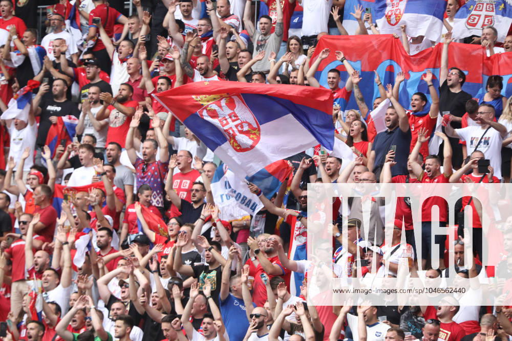 München, Bayern, Deutschland, 20.06.2024: Allianz-Arena: Fußball-EM 2024, Gruppe C, Slowenien - Serbien: serbische Fans