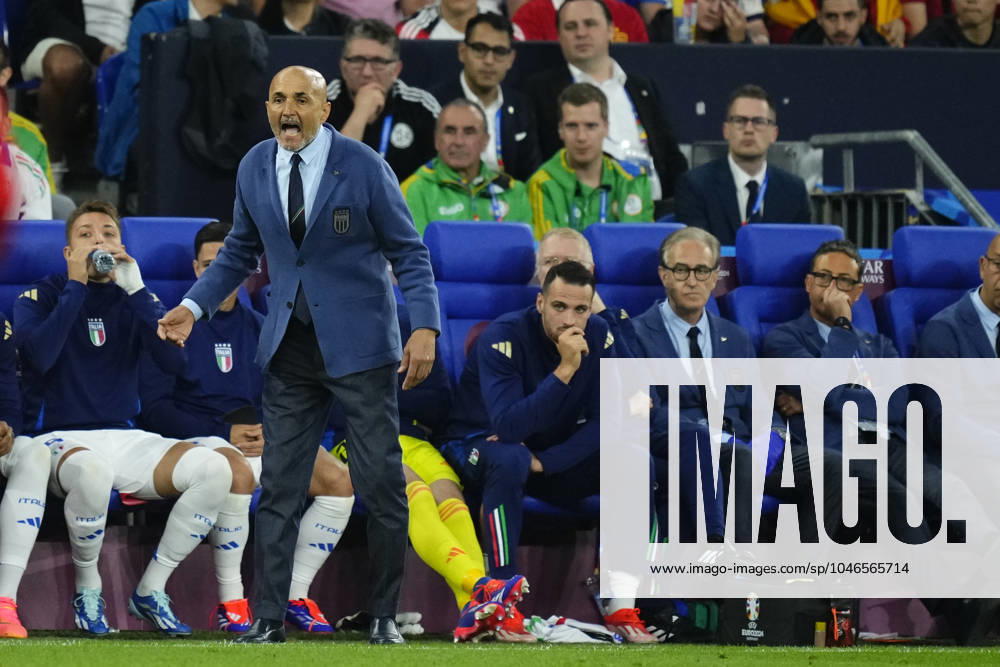 Spain v Italy: Group B - UEFA EURO, EM, Europameisterschaft,Fussball 2024 Luciano Spalletti head coach of Italy gives instructions during the UEFA EURO 2024 group stage match between Spain and Italy at Arena AufSchalke on June 20, 2024 in Gelsenkirchen, Germany. Gelsenkirchen Germany
