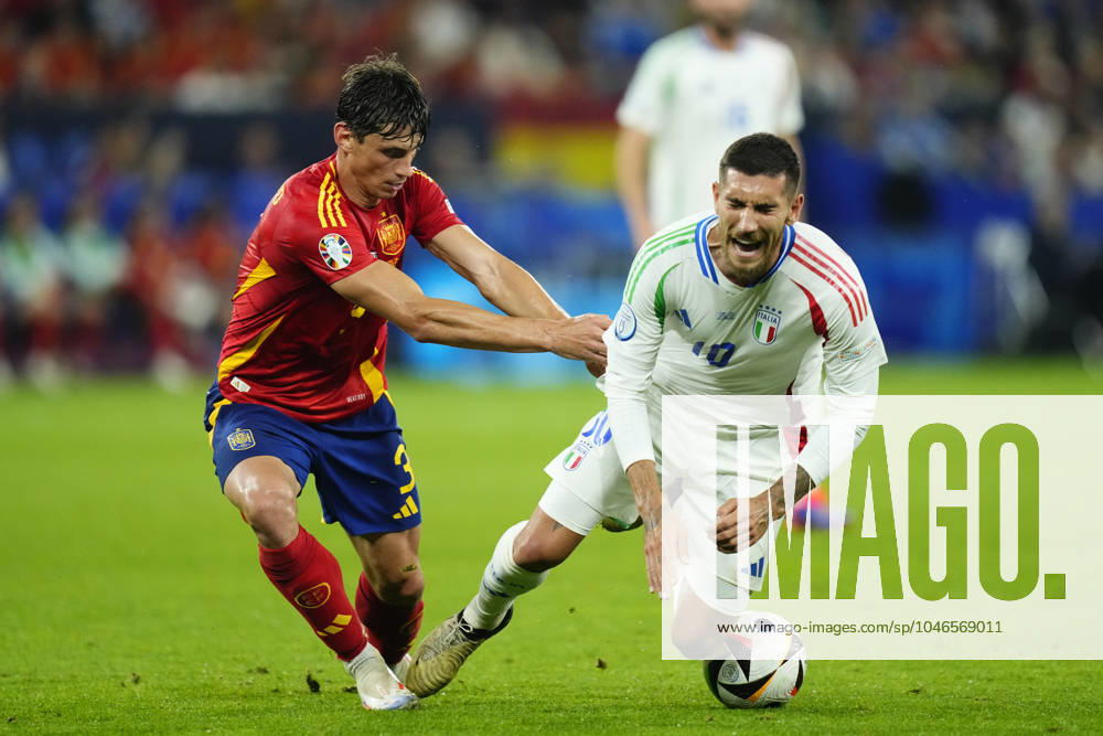 Spain v Italy: Group B - UEFA EURO, EM, Europameisterschaft,Fussball 2024 Robin Le Normand centre-back of Spain and Real Sociedad and Lorenzo Pellegrini attacking midfield of Italy and AS Roma compete for the ball during the UEFA EURO 2024 group stage match between Spain and Italy at Arena AufSchalke on June 20, 2024 in Gelsenkirchen, Germany. Gelsenkirchen Germany