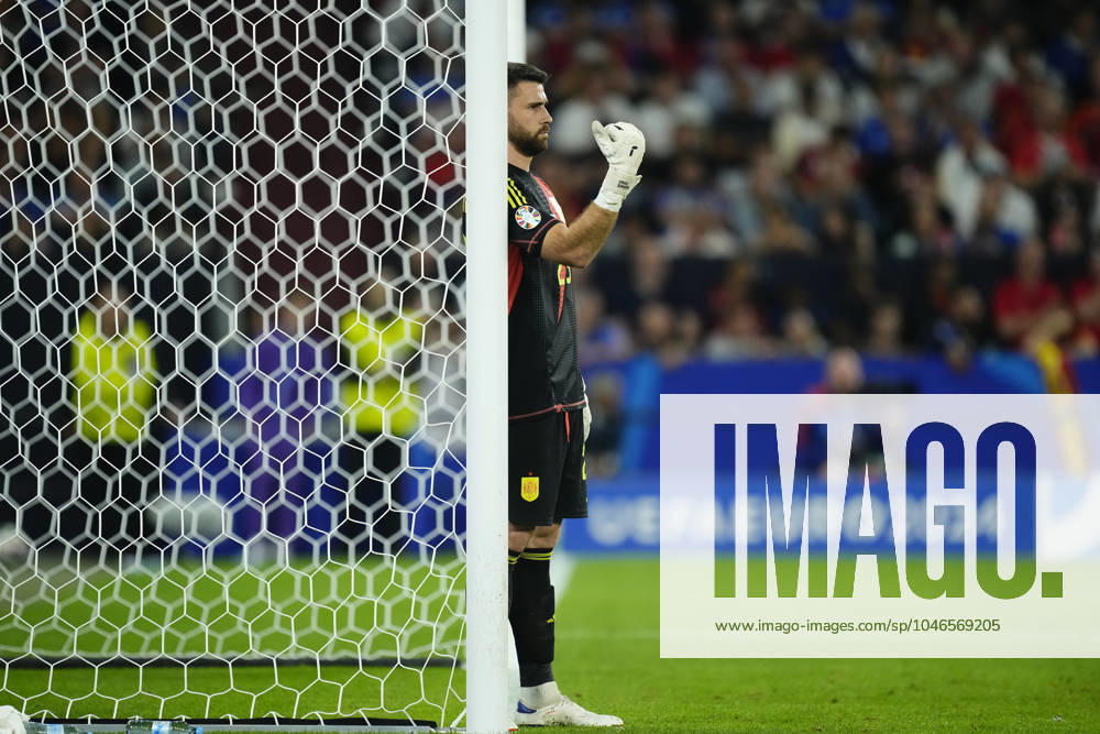 Spain v Italy: Group B - UEFA EURO, EM, Europameisterschaft,Fussball 2024 Unai Simon goalkeeper Athletic Club Bilbao gives instructions during the UEFA EURO 2024 group stage match between Spain and Italy at Arena AufSchalke on June 20, 2024 in Gelsenkirchen, Germany. Gelsenkirchen Germany