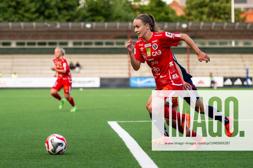 FC Rosengards Jessica Wik jagar KIF Örebros Amanda Altheden under fotbollsmatchen i Damallsvenskan mellan FC Rosengard och KIF Örebro den 20 juni 2024 i Malmö.