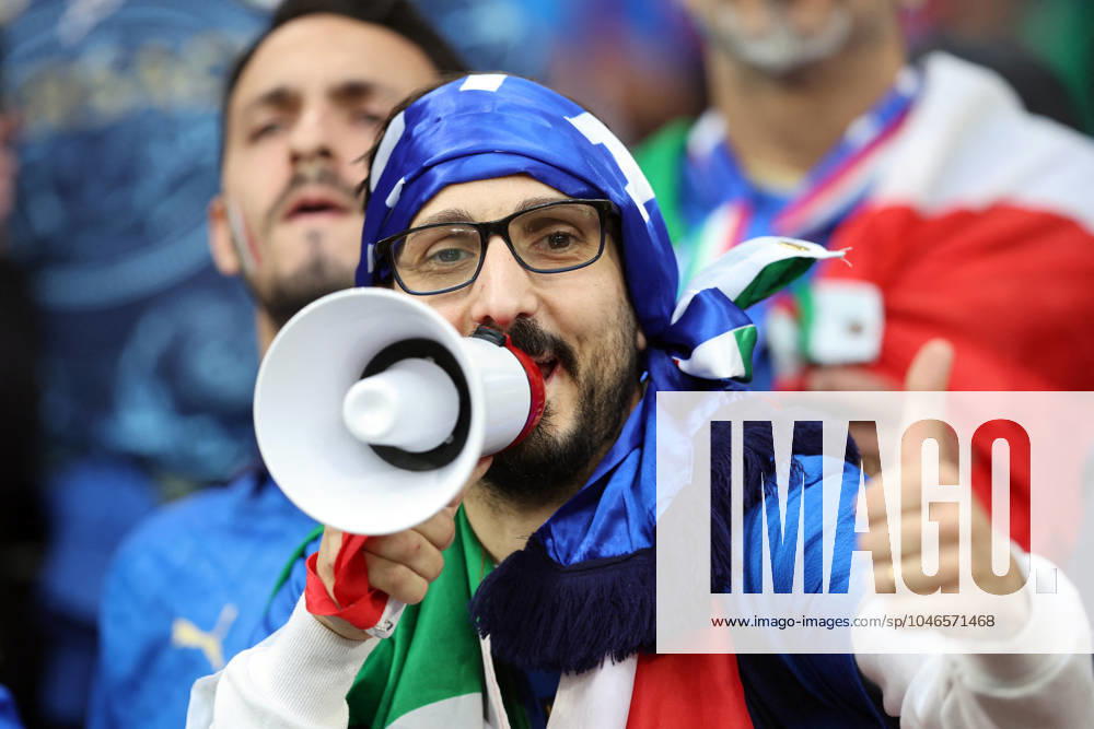 UEFA EURO, EM, Europameisterschaft,Fussball 2024: Spain vs Italy at Veltins Arena stadium in Gelsenkirchen. Gelsenkirchen, Germany 20.06.2024: The colors of the Spanish and Italian fans in the stands before the UEFA EURO 2024 group stage B football match between Spain vs Italy at Veltins Arena stadium in Gelsenkirchen. Gelsenkirchen Germany Germany