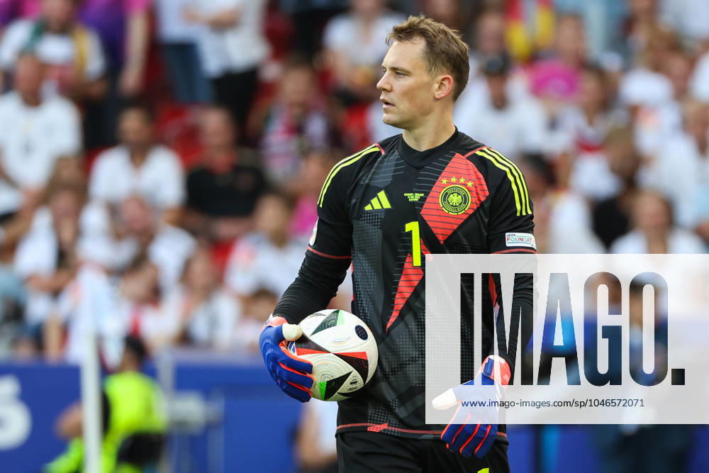 EM 2024: Deutschland - Ungarn am 19.06.2024 in der Stuttgart Arena in Stuttgart Torwart Goalkeeper Manuel Neuer (Deutschland 1) mit dem Ball