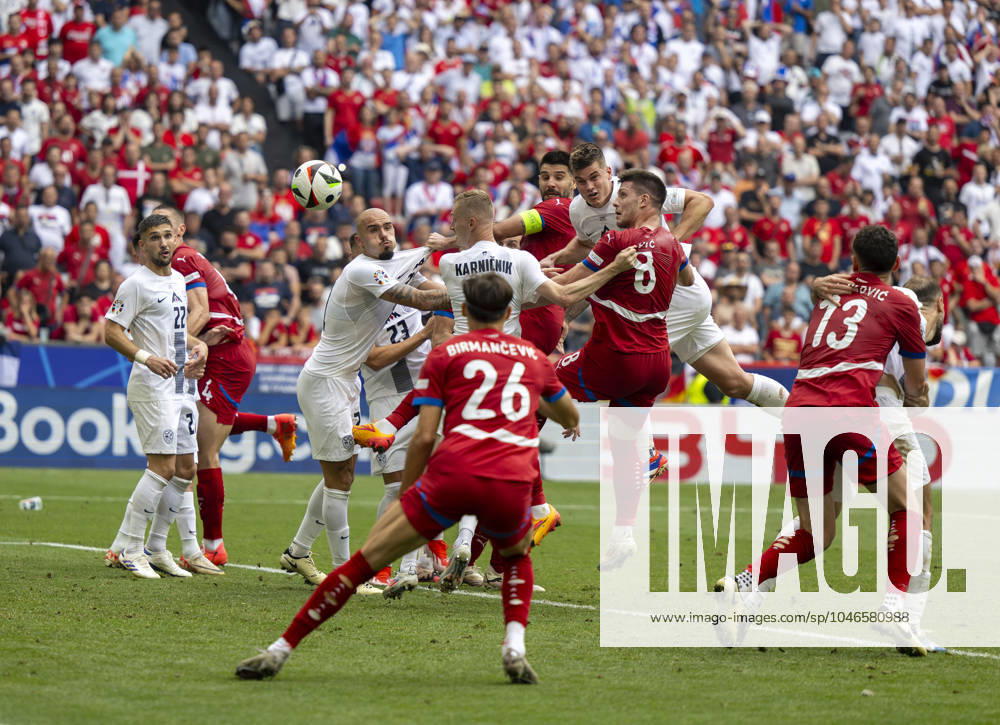 Fussball UEFA EURO, EM, Europameisterschaft,Fussball 2024, Vorrunde, Gruppe C, Slowenien - Serbien, in der Fußball Arena München. Kopfballtor von Luka Jovic (re, Serbien) mit seinem Tor zum 1:1 Ausgleich