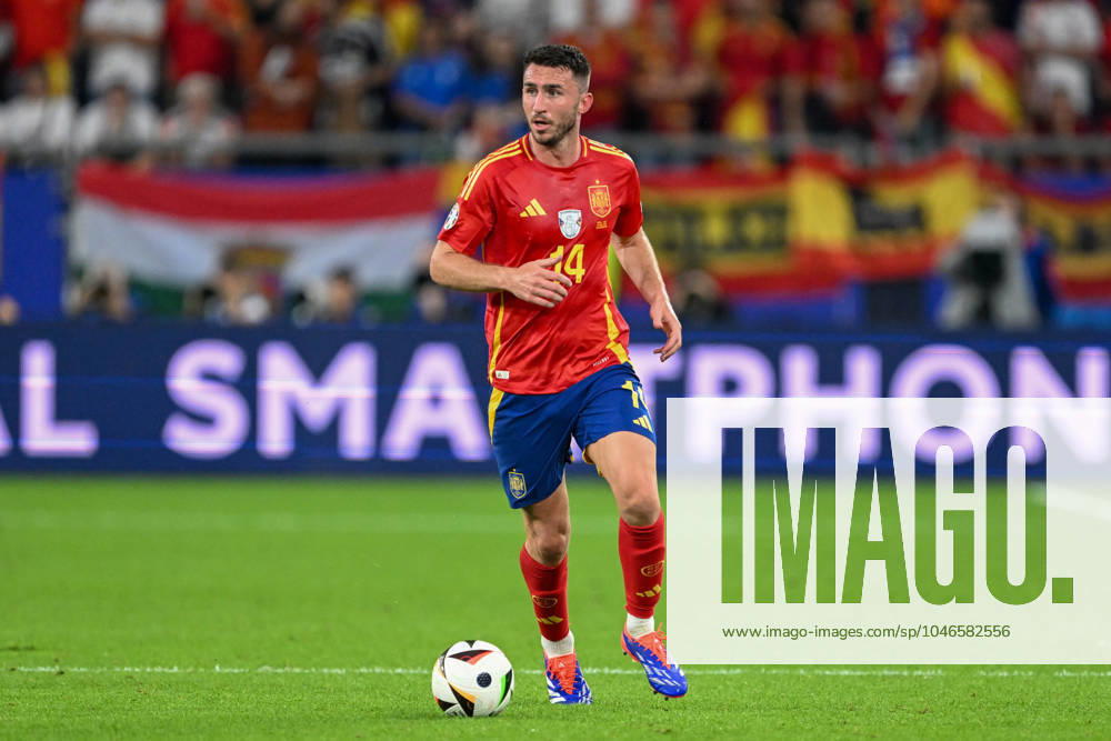 EM 2024: Spanien - Italien am 20.06.2024 in der Veltins Arena in Gelsenkirchen Aymeric Laporte (ESP) runs with the ball