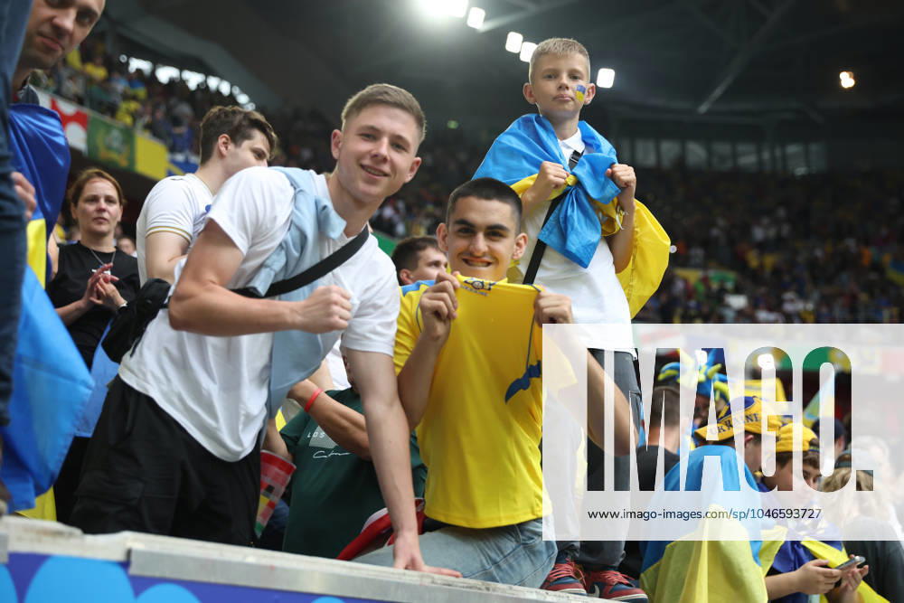 UEFA EURO, EM, Europameisterschaft,Fussball 2024: Slovakia vs Ukraine at Düsseldorf Arena in Dusseldorf Dusseldorf, Germany 21.06.2024: Ukrainian players and supporters celebrate victory at end of the UEFA EURO 2024 group stage E football match between Slovakia vs Ukraine at Düsseldorf Arena in Dusseldorf Dusseldorf Düsseldorf Arena Germany Germany