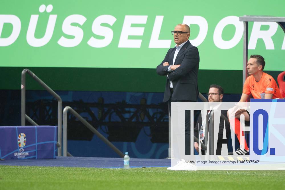 Trainer Francesco CALZONA (SVK), beobachtet das Spiel Gruppenphase Gruppe E Slowakei (SVK) - Ukraine (UKR) 1:2 am 21.06.2024 Arena Duesseldorf, Duesseldorf Arena, Fussball UEFA EURO, EM, Europameisterschaft,Fussball 2024 GERMANY vom 14.06.2024 - 14.07.2024. Â