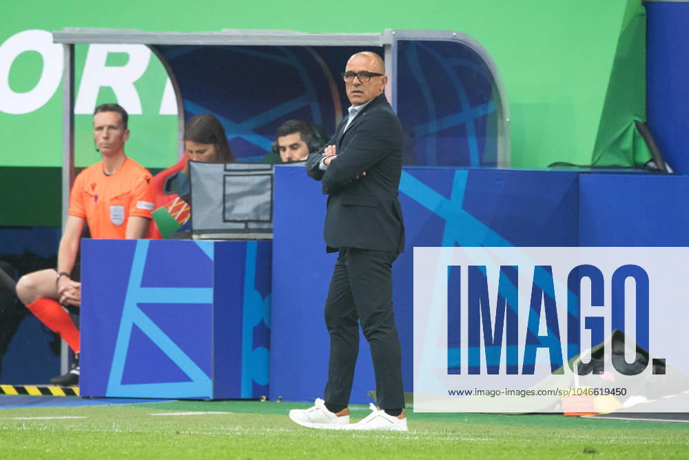 Trainer Francesco CALZONA (SVK) beobachtet das Spiel Gruppenphase Gruppe E Slowakei (SVK) - Ukraine (UKR) 1:2 am 21.06.2024 Arena Duesseldorf, Duesseldorf Arena, Fussball UEFA EURO, EM, Europameisterschaft,Fussball 2024 GERMANY vom 14.06.2024 - 14.07.2024. Â