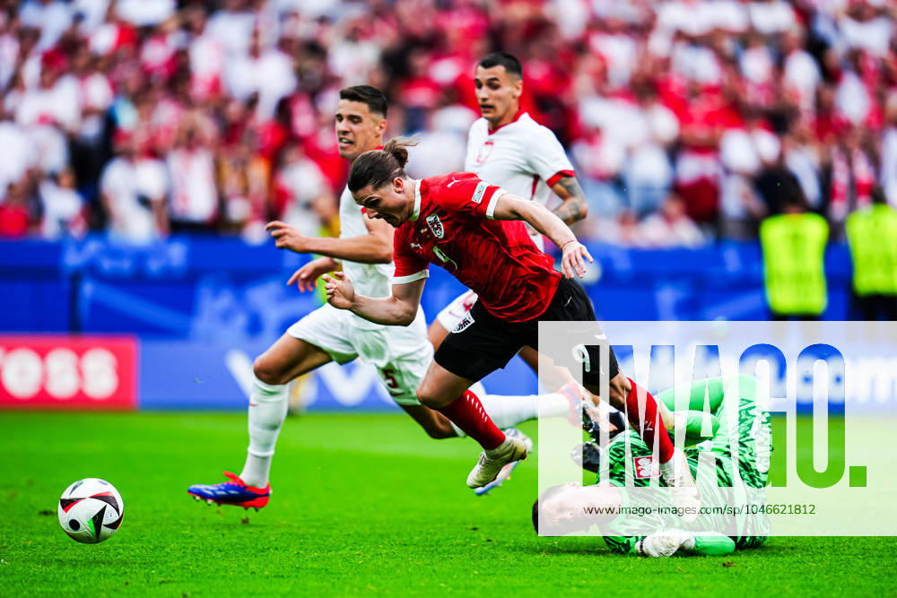Foul Wojciech Szczesny (Polen, 01) an Marcel Sabitzer (Oesterreich, 09), Elfmeter Strafstoss GER, Polen vs. Oesterreich, Fussball Europameisterschaft, UEFA EURO, EM, Europameisterschaft,Fussball 2024, Spieltag 2, 21.06.2024 GER, Polen vs. Oesterreich, Fussball Europameisterschaft, UEFA Euro 2024, Spieltag 2, 21.06.2024 Berlin