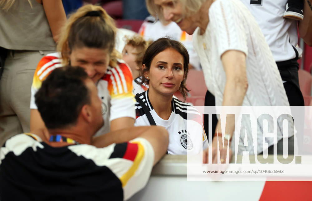 Deutschland - Ungarn Deutschland, Stuttgart, 19.06.2024, Fussball, UEFA EURO, EM, Europameisterschaft,Fussball 2024, Deutschland - Ungarn: Jennifer Frau von Waldemar Anton (Deutschland).
