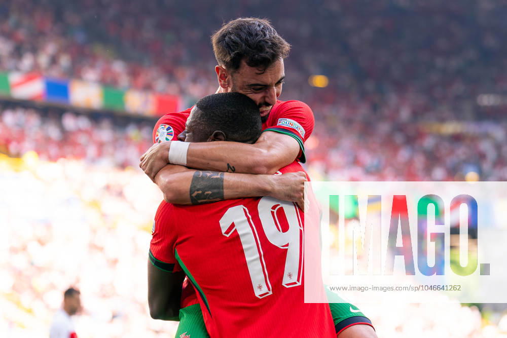 2024-06-22 Turkiye v Portugal - Group F - UEFA EURO, EM, Europameisterschaft,Fussball 2024 DORTMUND, GERMANY - JUNE 22: Nuno Mendes of Portugal celebrates after the team s first goal with Bruno Fernandes of Portugal during the Group F - UEFA EURO 2024 match between Turkiye and Portugal at BVB Stadion Dortmund on June 22, 2024 in Dortmund, Germany. (Photo by Joris Verwijst BSR Agency) Dortmund Germany Content not available for redistribution in The Netherlands directly or indirectly through any third parties.