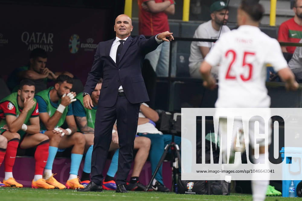 2024-06-22 Turkiye v Portugal - Group F - UEFA EURO, EM, Europameisterschaft,Fussball 2024 DORTMUND, GERMANY - JUNE 22: Coach Roberto Martinez of Portugal coaches his players during the Group F - UEFA EURO 2024 match between Turkiye and Portugal at BVB Stadion Dortmund on June 22, 2024 in Dortmund, Germany. (Photo by Joris Verwijst BSR Agency) Dortmund Germany Content not available for redistribution in The Netherlands directly or indirectly through any third parties.